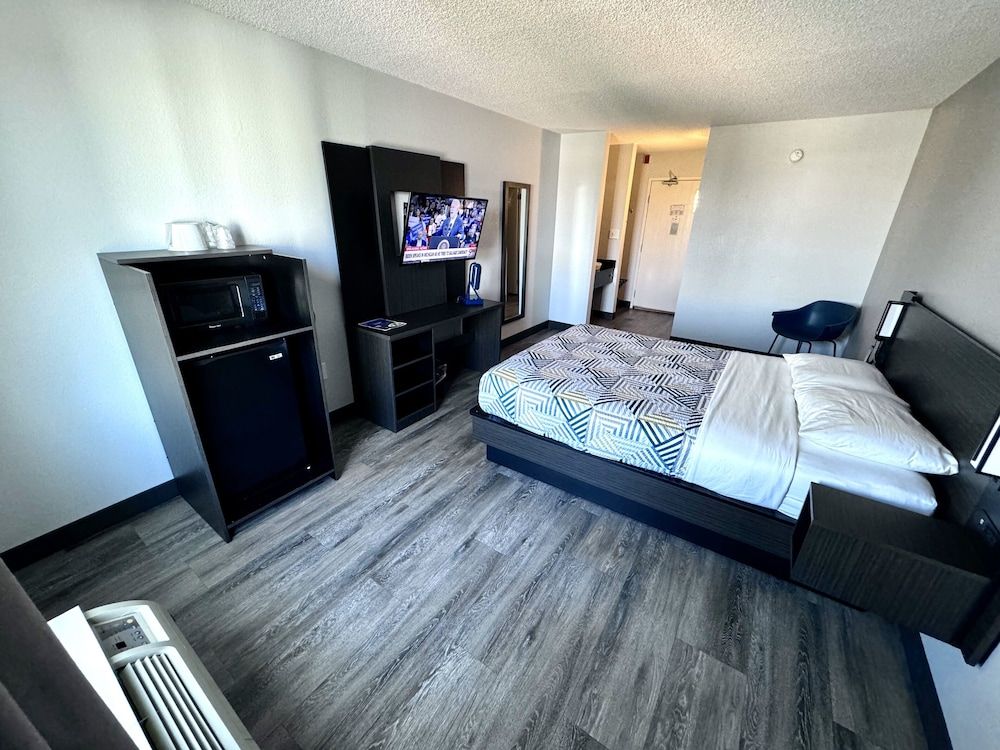 Motel 6 Greenwood Village, CO - Denver - South Tech Center Standard Room, 1 Queen Bed, Non Smoking, Refrigerator & Microwave 3