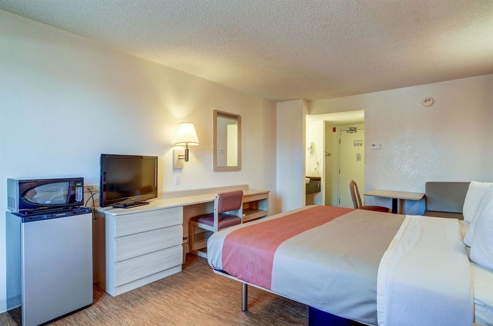 Motel 6 Greenwood Village, CO - Denver - South Tech Center Standard Room, 1 Queen Bed, Non Smoking, Refrigerator & Microwave 2