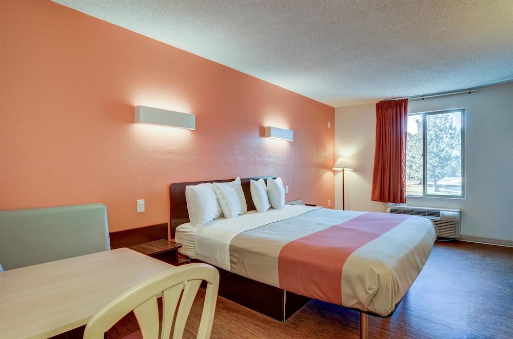 Motel 6 Greenwood Village, CO - Denver - South Tech Center Standard Room, 1 King Bed, Non Smoking, Refrigerator & Microwave 2