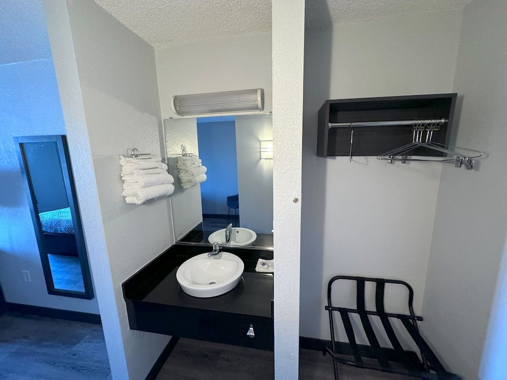 Motel 6 Greenwood Village, CO - Denver - South Tech Center Standard Room, 1 King Bed, Non Smoking, Refrigerator & Microwave 14