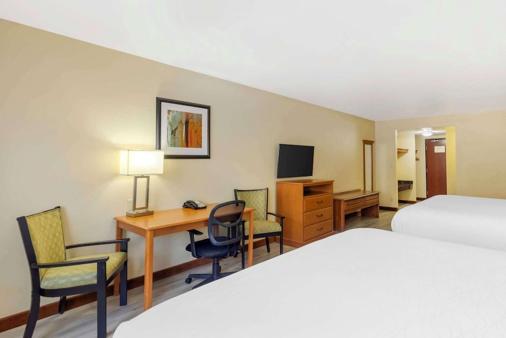 Standard Room, Multiple Beds, Non Smoking, Microwave (Oversized Room)