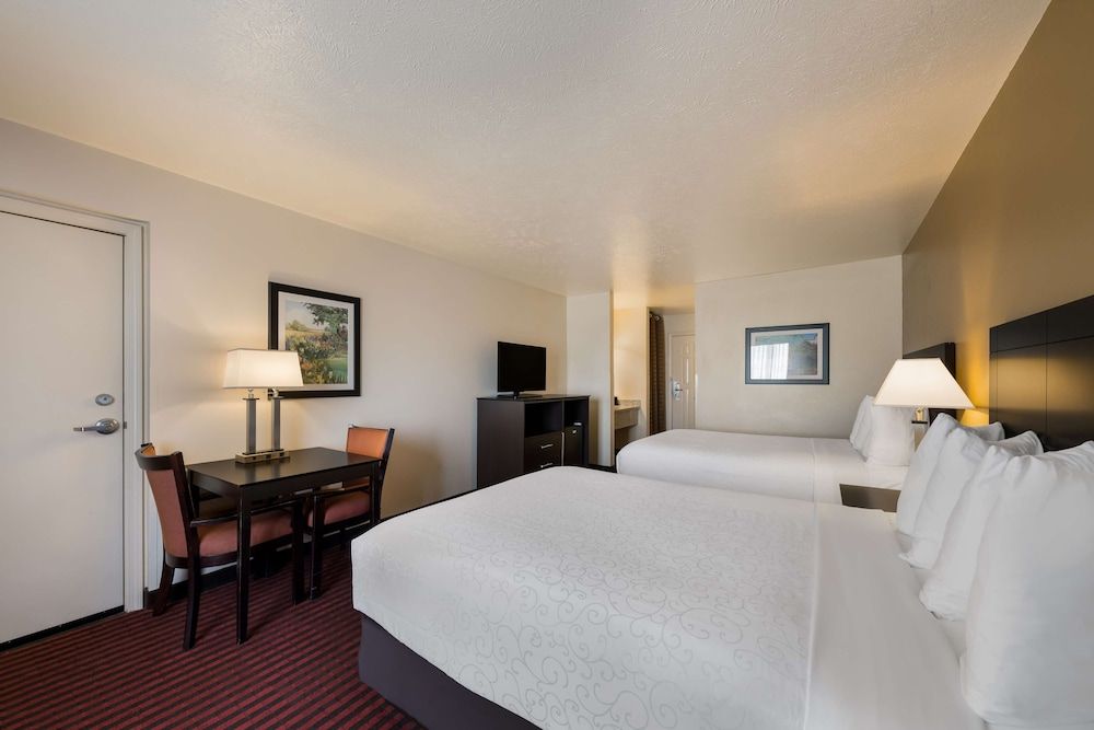 Best Western Salinas Valley Inn & Suites Standard Room, 2 Queen Beds, Non Smoking, Refrigerator 4
