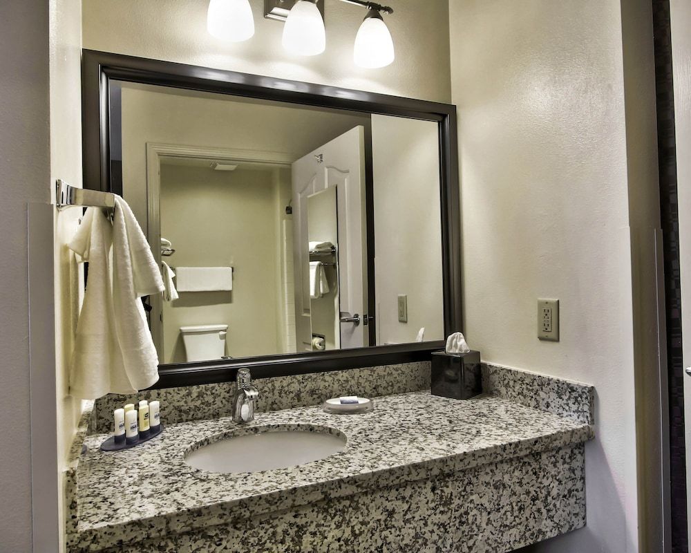 Best Western Salinas Valley Inn & Suites Standard Room, 1 King Bed, Non Smoking, Refrigerator 7