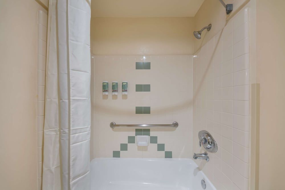 Best Western Salinas Valley Inn & Suites Suite, Multiple Beds, Non Smoking, Refrigerator 4