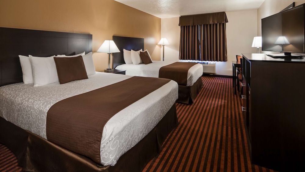 Best Western Salinas Valley Inn & Suites Standard Room, 2 Queen Beds, Non Smoking, Refrigerator 3