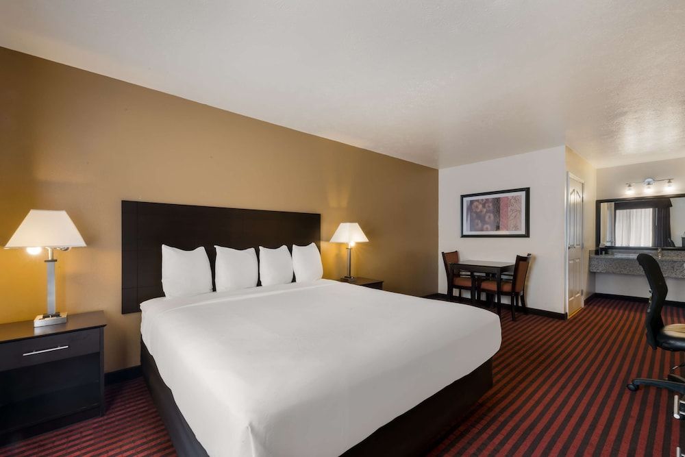Best Western Salinas Valley Inn & Suites Suite, Multiple Beds, Non Smoking, Refrigerator 2