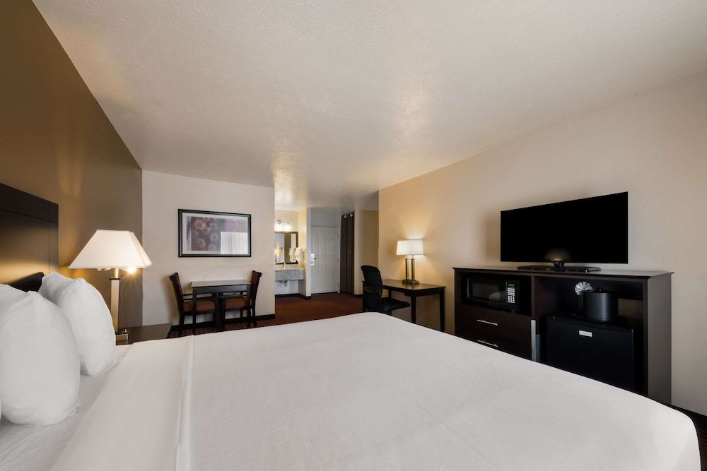 Best Western Salinas Valley Inn & Suites Suite, Multiple Beds, Non Smoking, Refrigerator 3