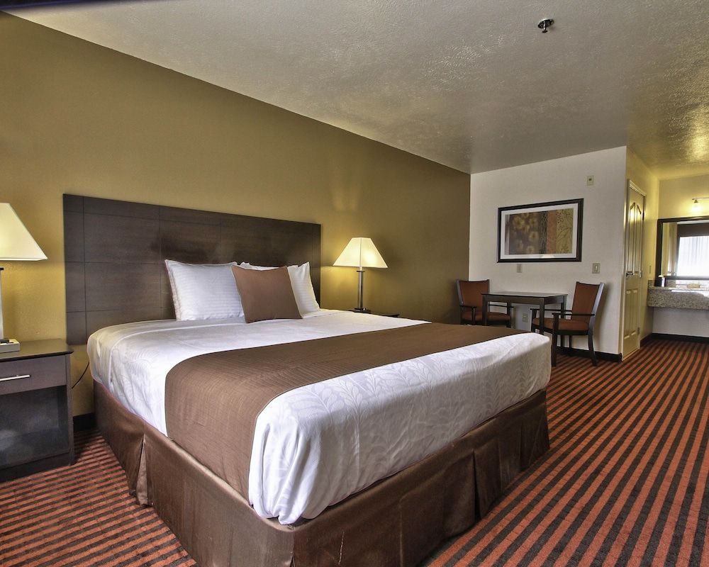 Best Western Salinas Valley Inn & Suites Standard Room, 1 King Bed, Non Smoking, Refrigerator 3