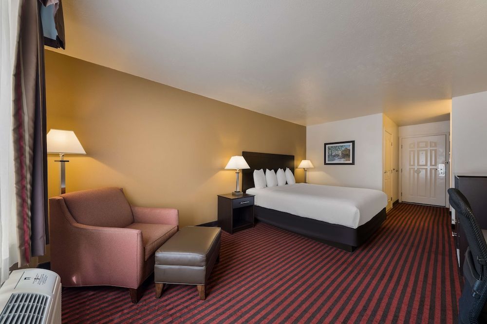 Best Western Salinas Valley Inn & Suites Standard Room, 1 King Bed, Non Smoking, Refrigerator 5
