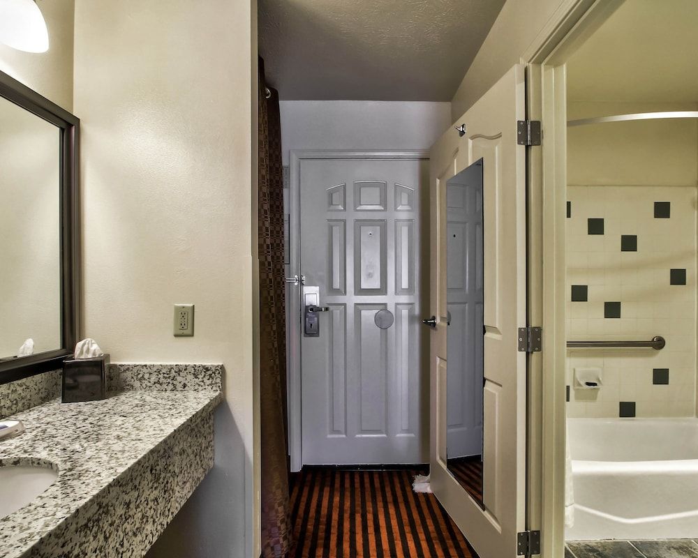 Best Western Salinas Valley Inn & Suites Standard Room, 2 Queen Beds, Non Smoking, Refrigerator 5