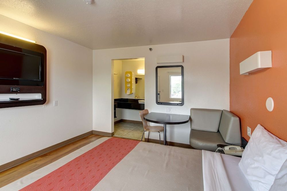 Deluxe Room, 1 Queen Bed, Accessible, Non Smoking