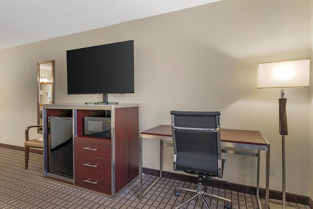 Best Western Maritime Inn Standard Room, 1 King Bed, Accessible, Refrigerator & Microwave 3
