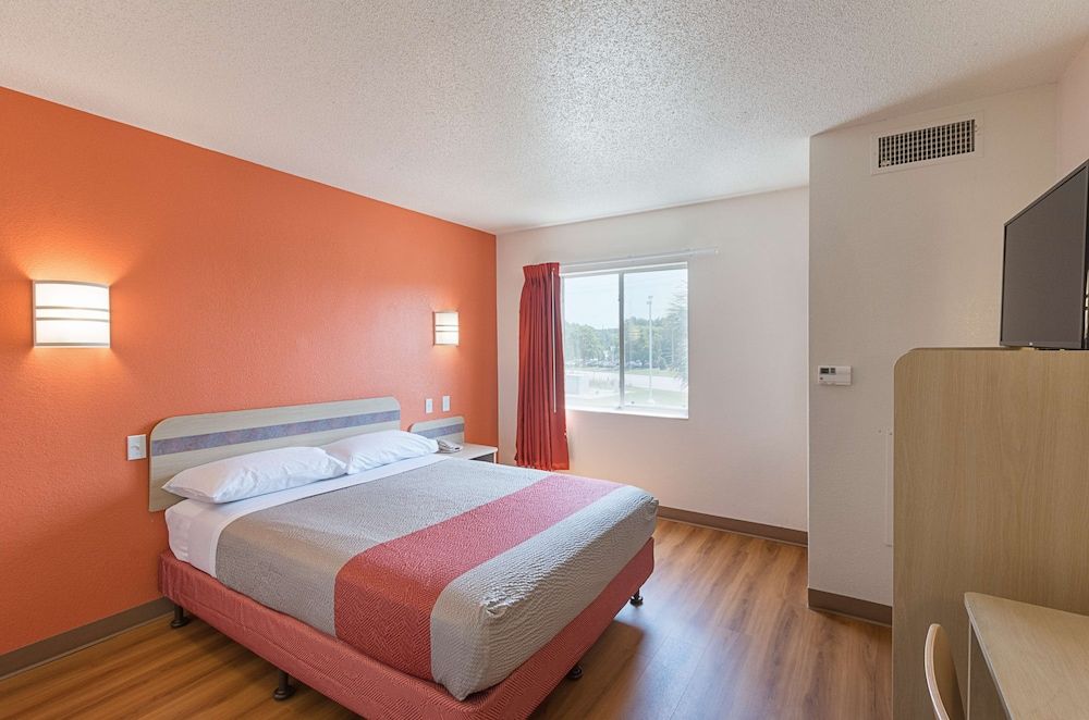 Deluxe Room, 1 Queen Bed, Non Smoking, Refrigerator