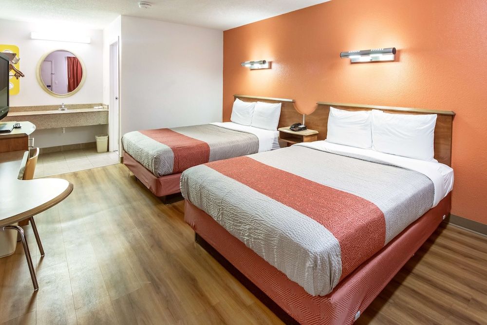 Motel 6 Dayton, OH - Englewood Standard Room, 2 Queen Beds, Non Smoking 2