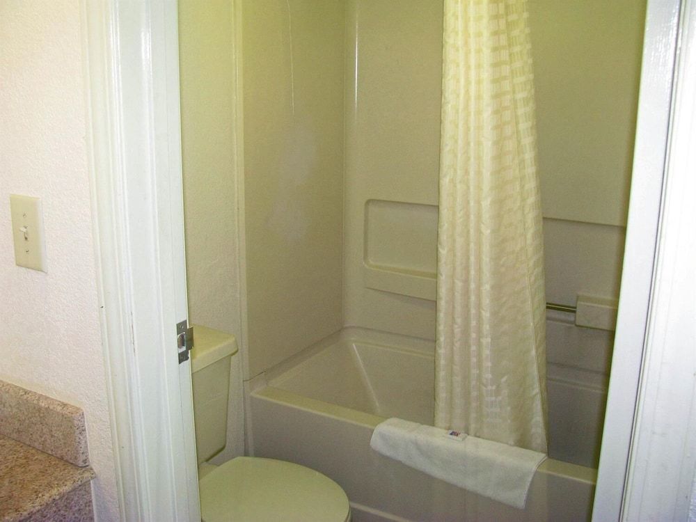 Motel 6 Dayton, OH - Englewood Standard Room, 2 Queen Beds, Non Smoking 3