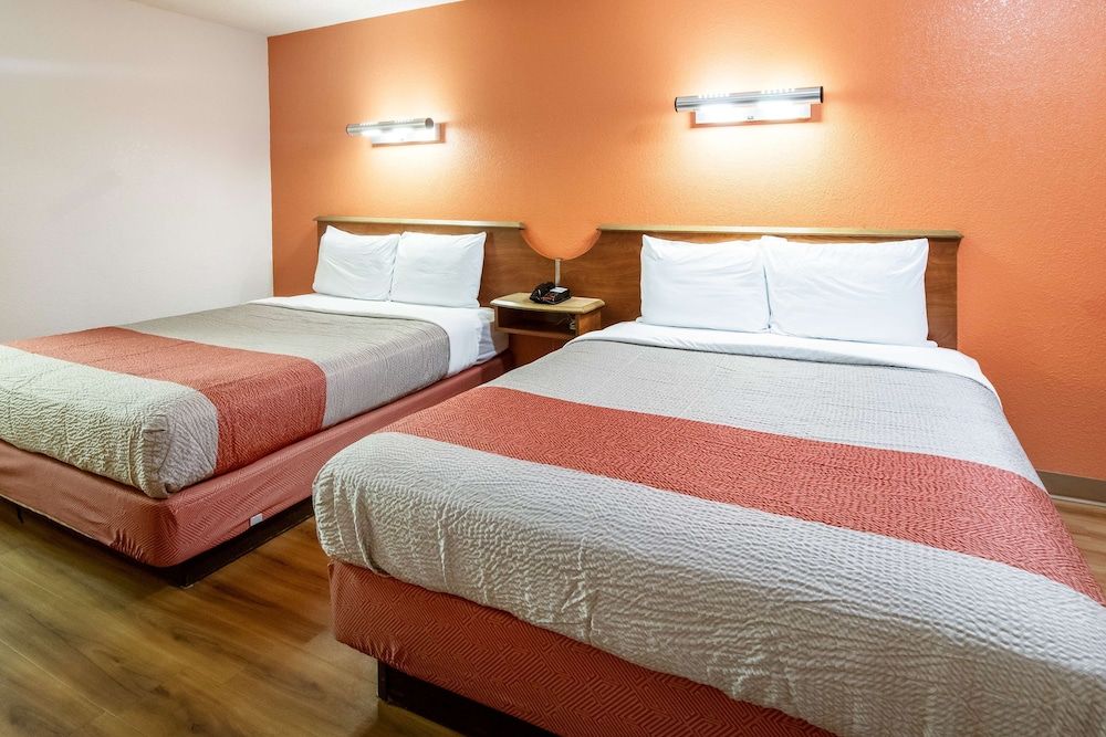 Motel 6 Dayton, OH - Englewood Standard Room, 2 Queen Beds, Non Smoking