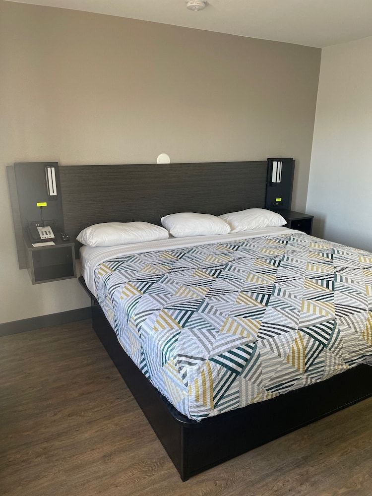 Deluxe Room, 1 King Bed, Smoking, Refrigerator & Microwave