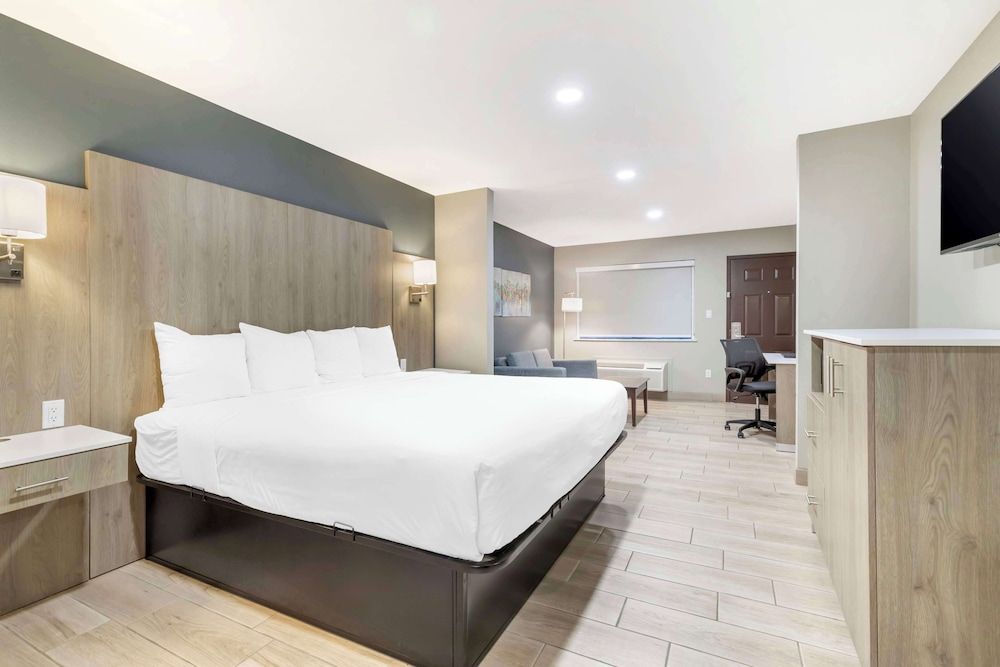 Best Western Plus Edinburg Inn & Suites Junior Suite, 1 King Bed, Non Smoking, Microwave 3