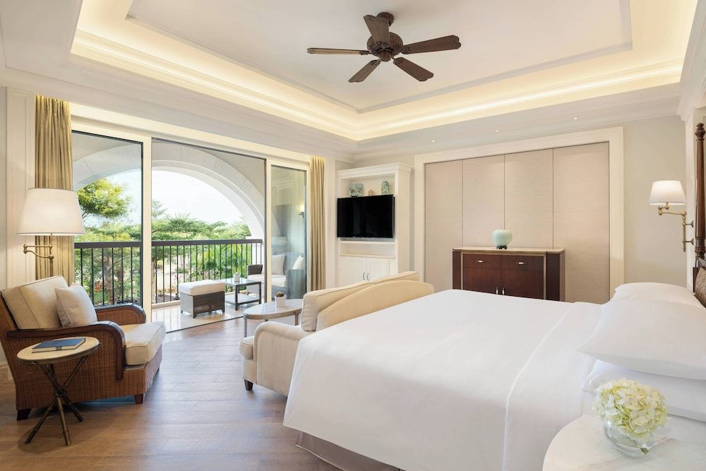 Deluxe Room, 1 King Bed, Balcony, Courtyard View
