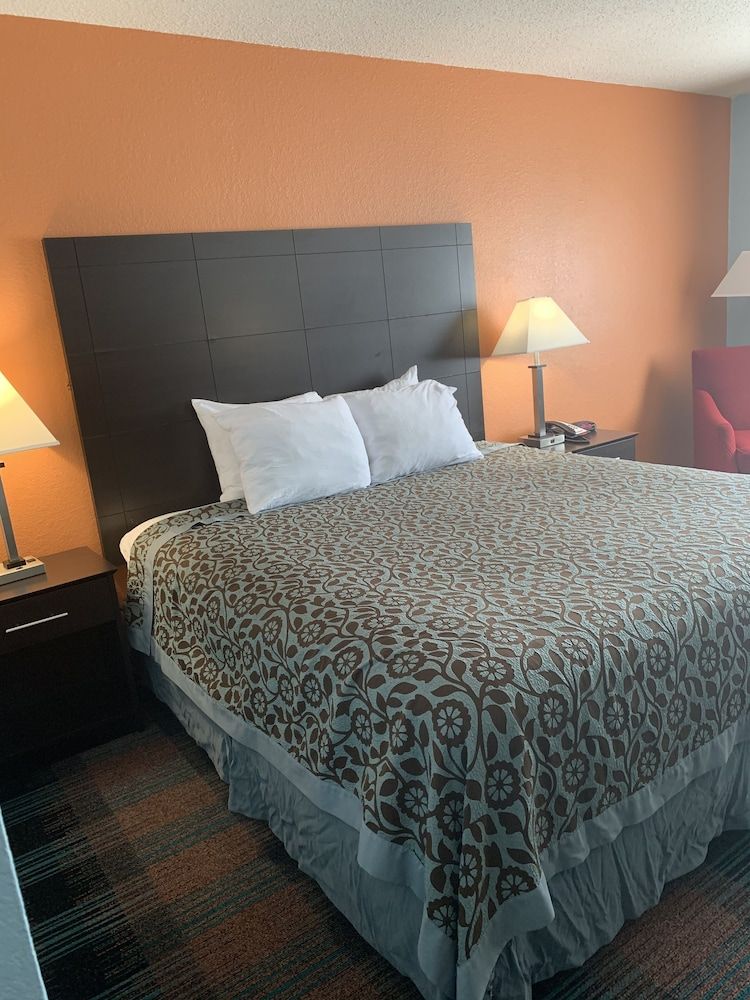 Room, 1 King Bed, Smoking
