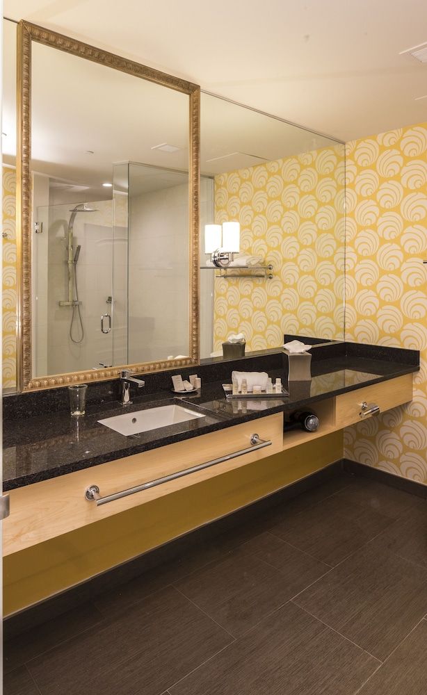 Hotel Indigo Pittsburgh East Liberty by IHG Standard Room, 1 Queen Bed, Accessible (Mobility, Roll-In Shower) 5