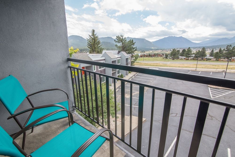 Expedition Lodge Estes Park Standard Room, 1 King Bed, Balcony, Mountain View 2