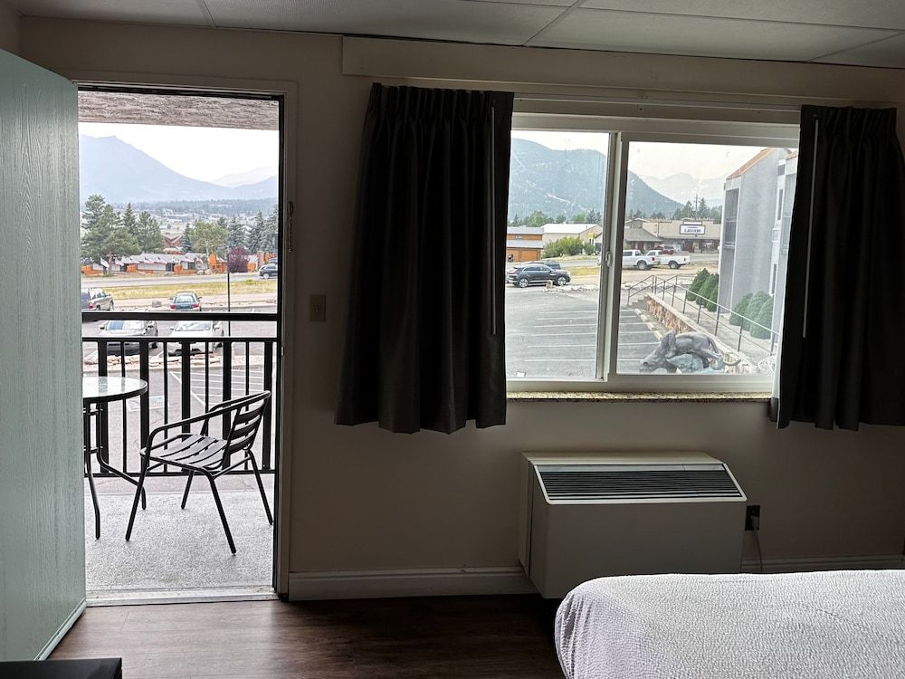 Expedition Lodge Estes Park Standard Room, 1 King Bed, Balcony, Mountain View 8