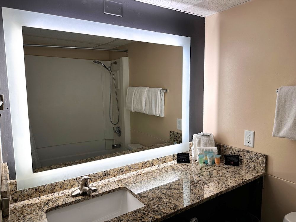 Expedition Lodge Estes Park Standard Room, 1 King Bed, Balcony, Mountain View 3