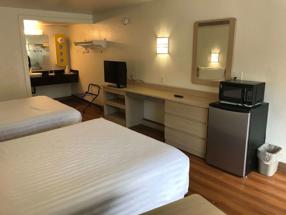 Room, 2 Queen Beds, Accessible, Non Smoking (Accessible)