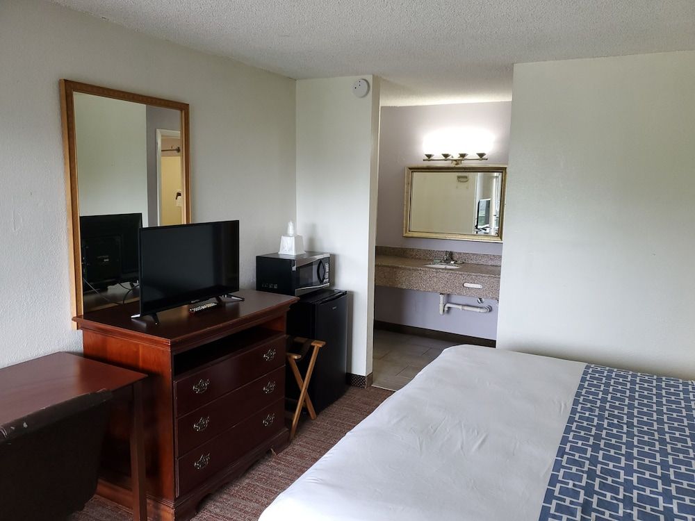 Econo Inn Standard Room, 1 King Bed, Non Smoking 2