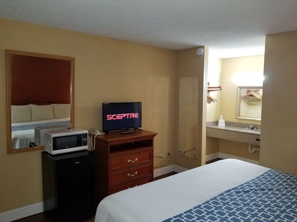 Econo Inn Standard Room, 1 King Bed, Non Smoking 4