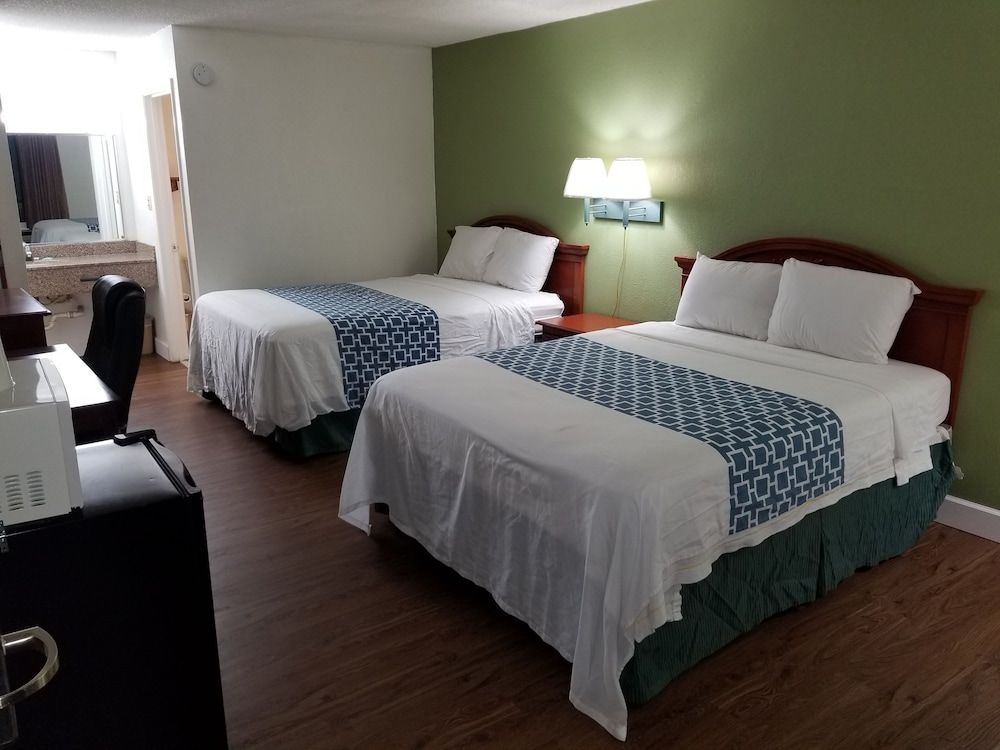 Econo Inn Standard Room, 2 Queen Beds, Non-Smoking 3