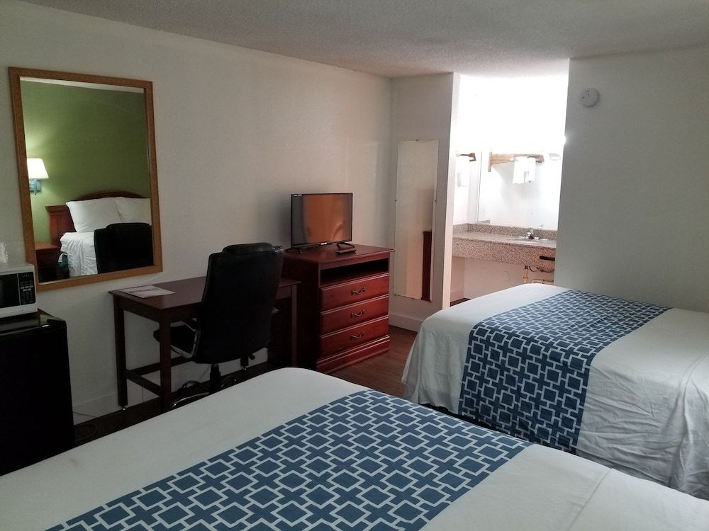 Econo Inn Standard Room, 2 Queen Beds, Non-Smoking 2