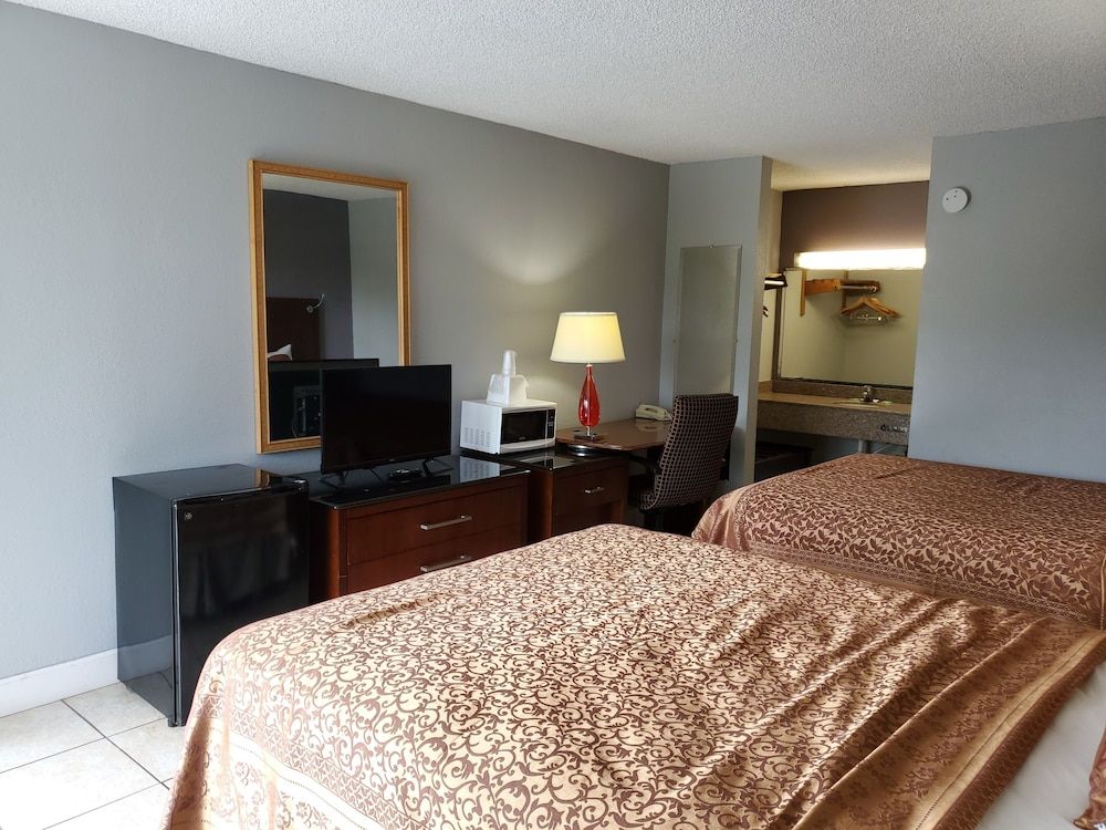 Econo Inn Standard Room, 2 Queen Beds, Non-Smoking 5