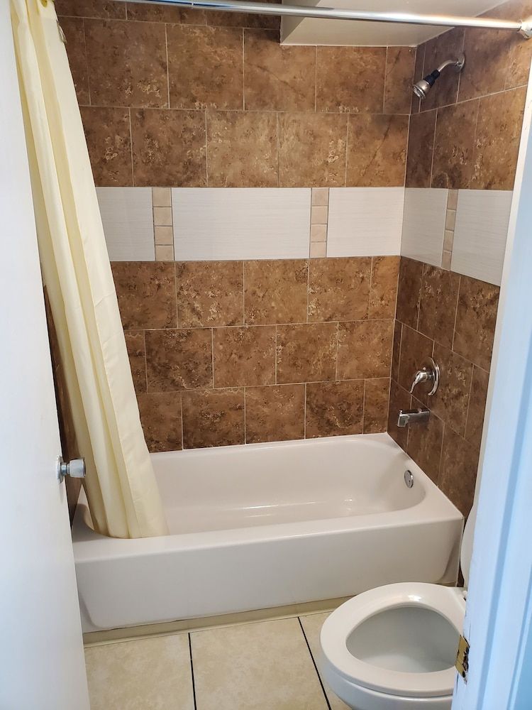 Econo Inn Standard Room, 1 King Bed, Non Smoking 5