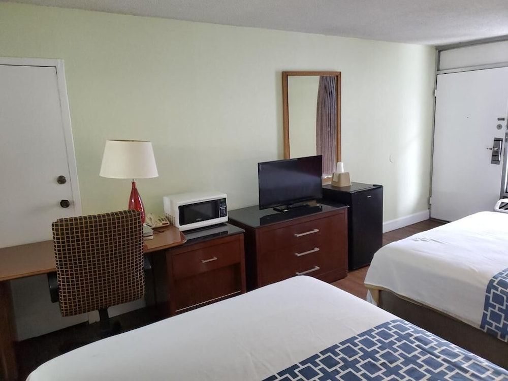 Econo Inn Standard Room, 2 Queen Beds, Non-Smoking 9