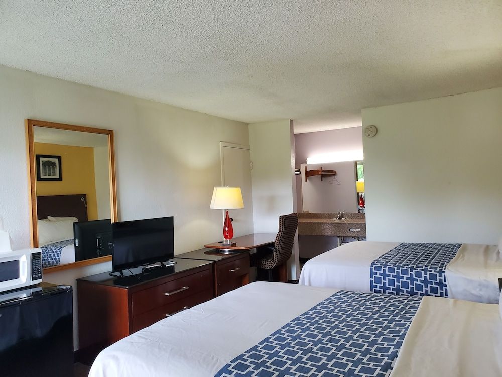 Econo Inn Standard Room, 2 Queen Beds, Non-Smoking 6