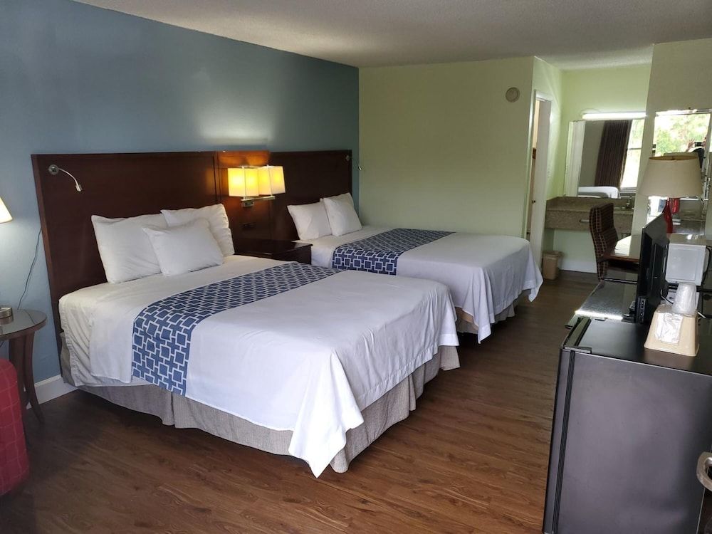 Econo Inn Standard Room, 2 Queen Beds, Non-Smoking 10