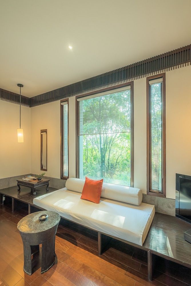 Suite, Lake View
