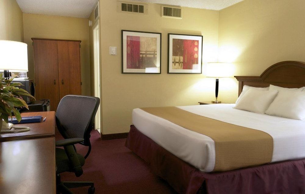 West Gate Inn Nyack Executive Suite, 1 King Bed with Sofa bed 2