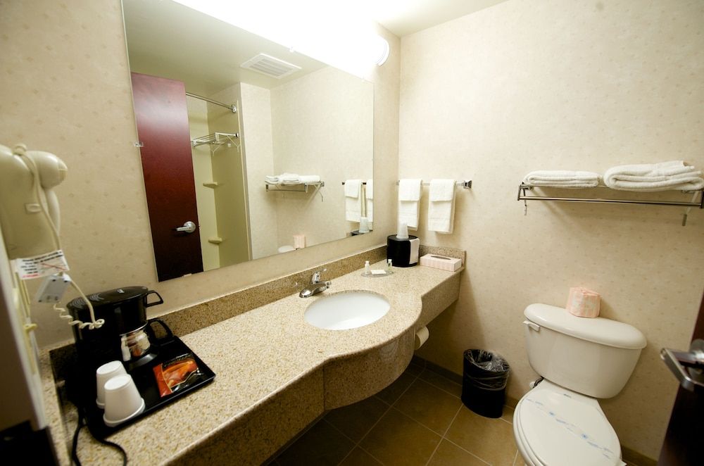Executive Inn And Suites Deluxe King Room 4