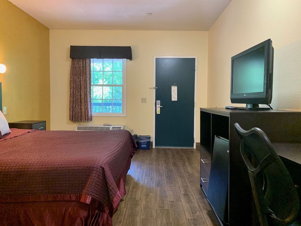 Executive Inn And Suites Room, 1 King Bed, Accessible 6