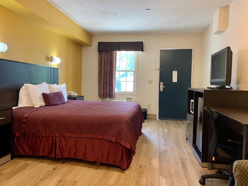 Executive Inn And Suites Deluxe King Room 2