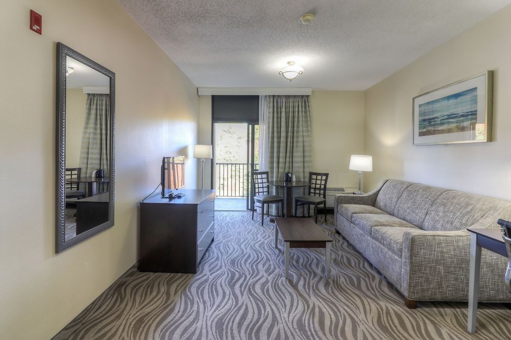 The Breakers Hotel & Suites Suite, 2 Double Beds, Lake View (Park view Suite) 9