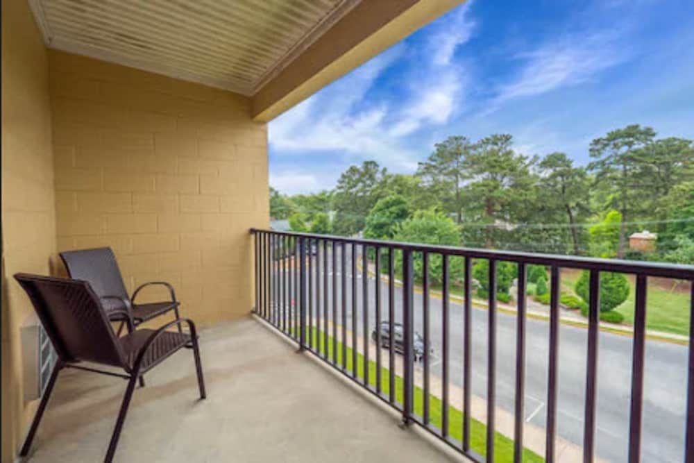 The Breakers Hotel & Suites Suite, 2 Double Beds, Lake View (Park view Suite) 5