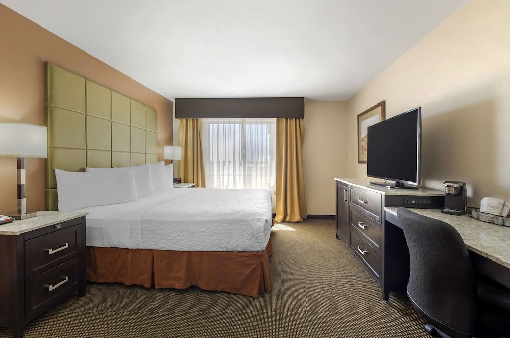 Best Western Plus Country Inn & Suites Standard Room, 1 King Bed, Non Smoking, Jetted Tub 2