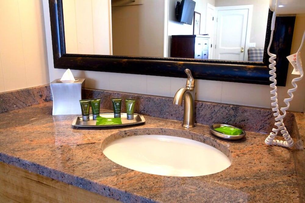 Nordic Inn Signature Room, 2 Queen Beds 4