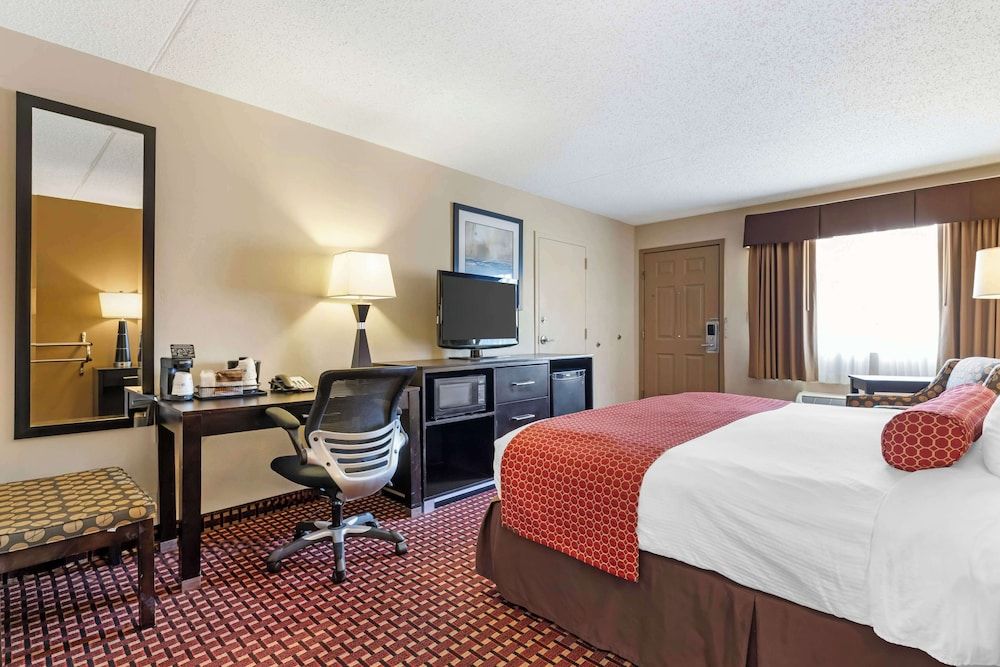 Best Western Van Buren Inn Standard Room, 1 King Bed, Accessible, Refrigerator & Microwave (Walk-in Shower) 2