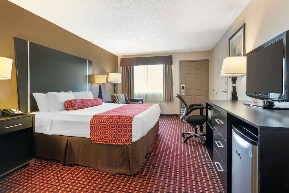 Best Western Van Buren Inn Standard Room, 1 King Bed, Accessible, Refrigerator & Microwave 3