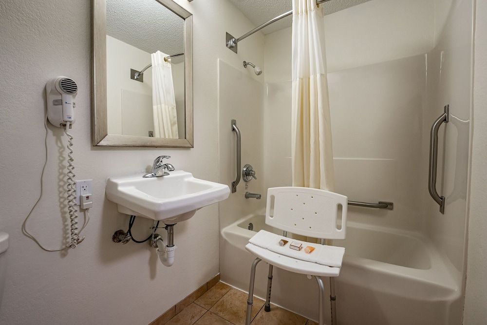 Standard Room, 1 Queen Bed, Accessible (Queen Accessible Non-Smoking)